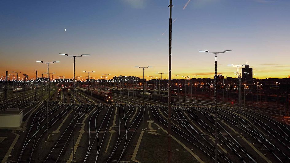 Ein Rangierbahnhof mit vielen Gleisen liegt im Dämmerlicht