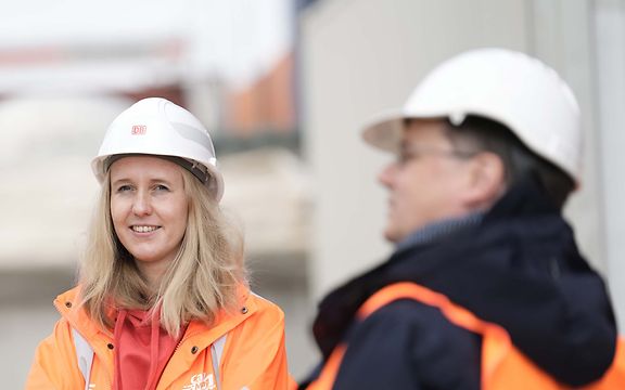 Social-Media-Managerin Anna-Lena Schwan mit Helm und orangfarbener Jacke.