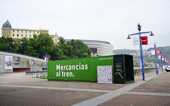 Grüner Container in Spanien.