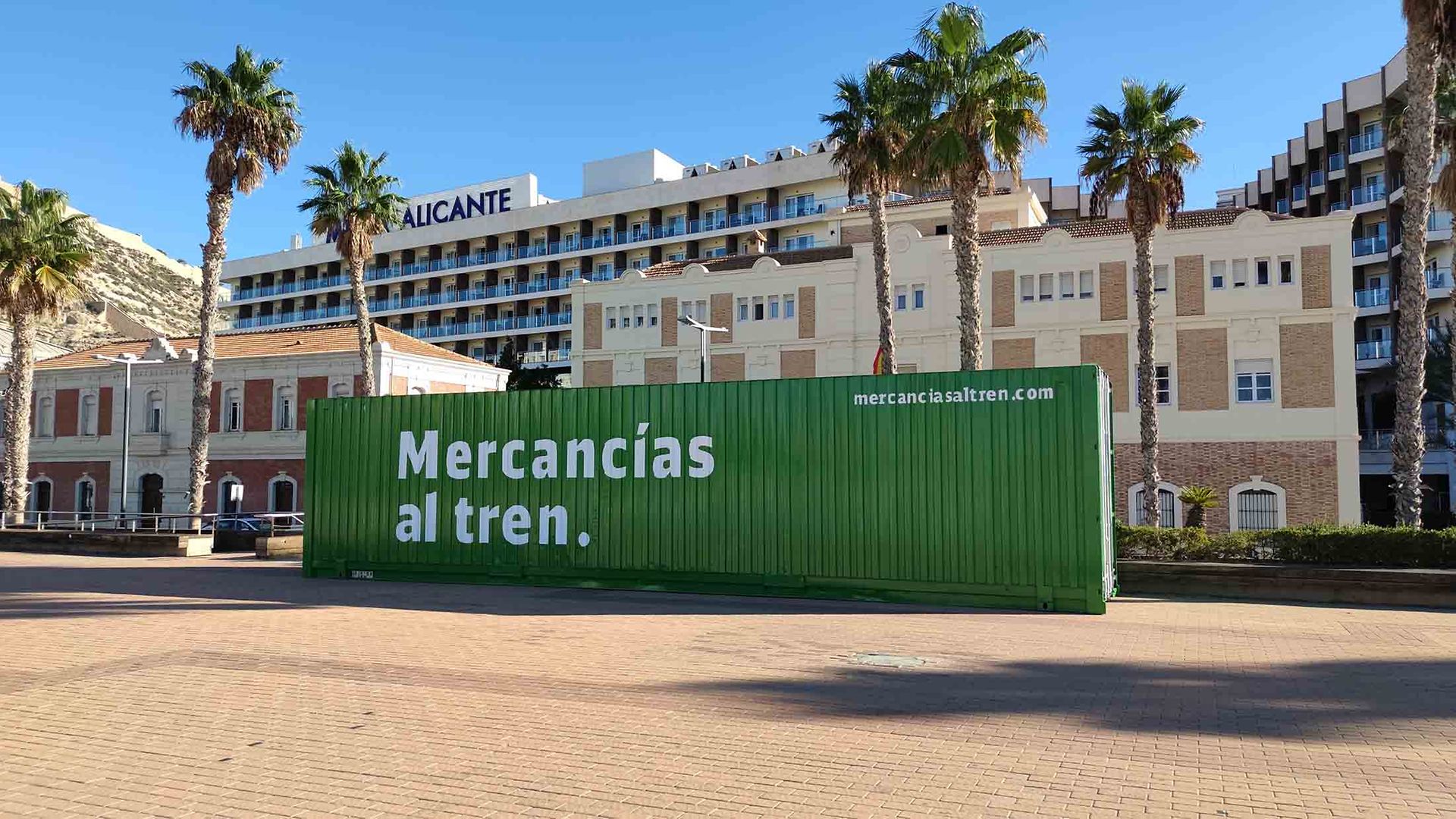 The green container labelled Mercancias al tren is in Alicante.