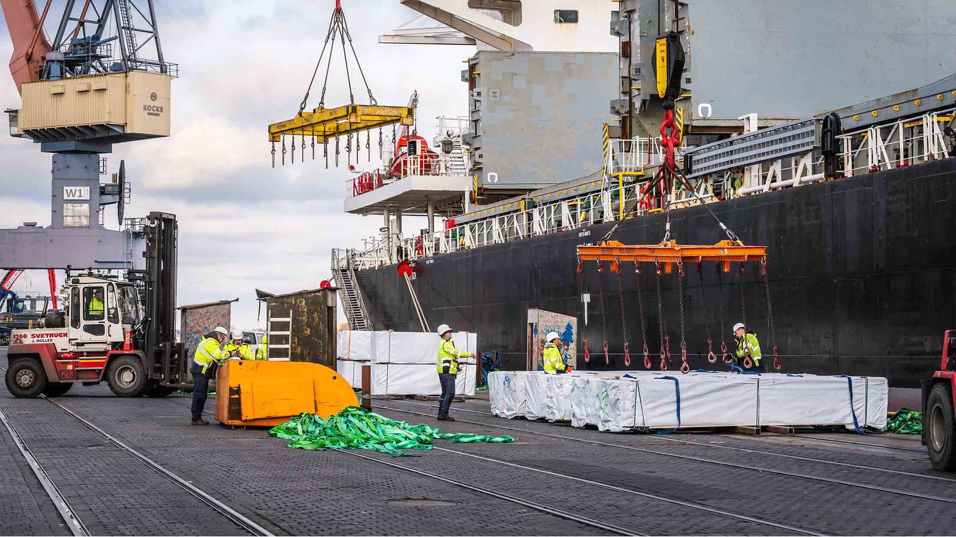 Holz wird verladen