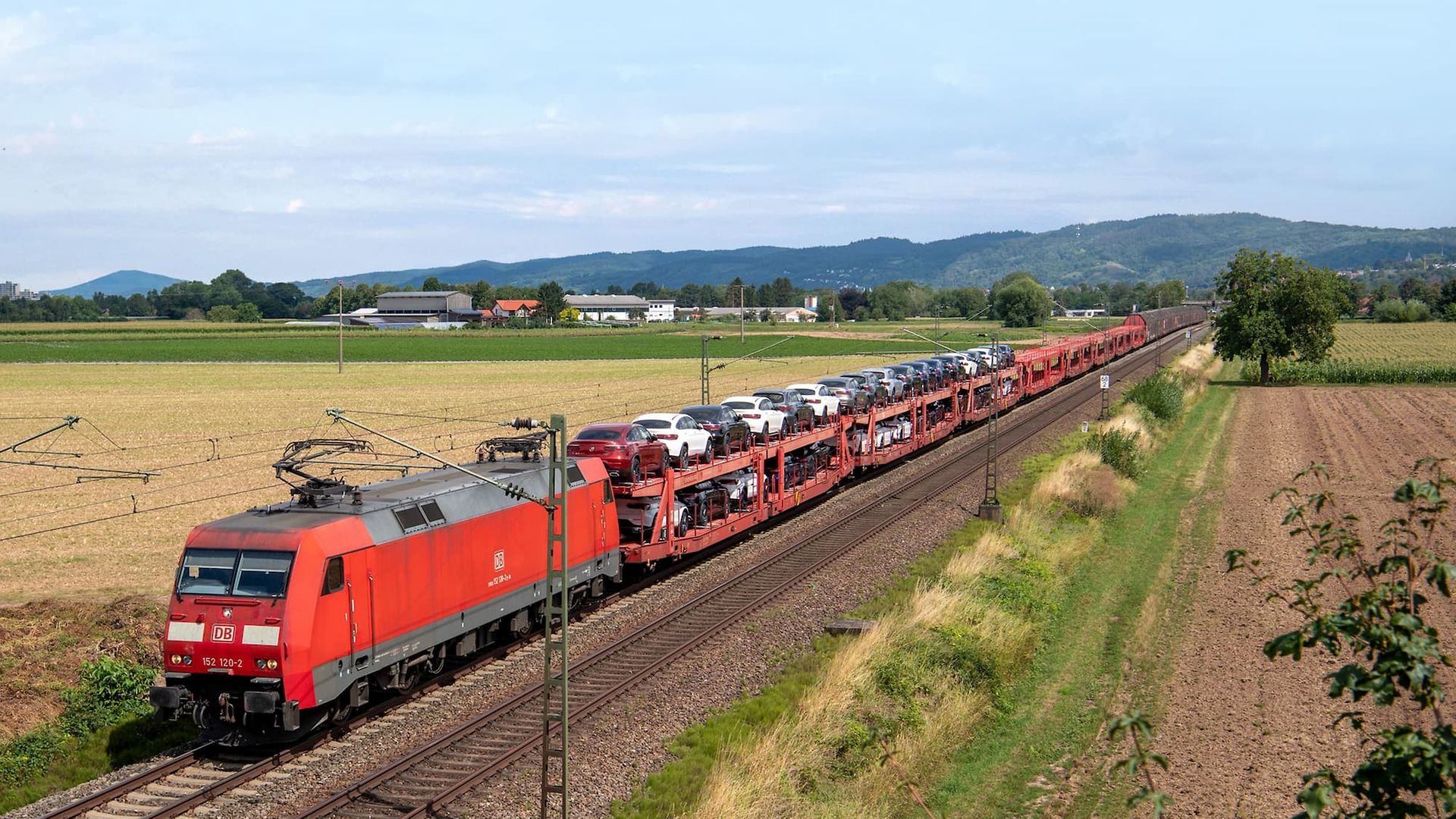 Fertigfahrzeugtransport inmitten von Feldern