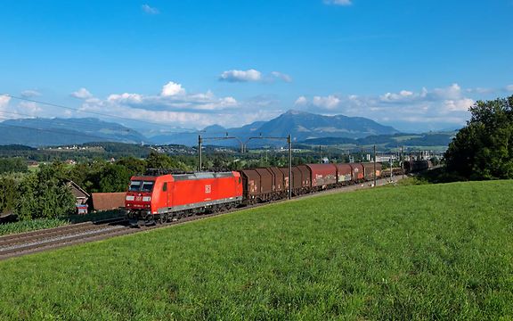 DB Cargo Baureihe 185 zieht Stahlzug Richtung Basel, Deutschland.