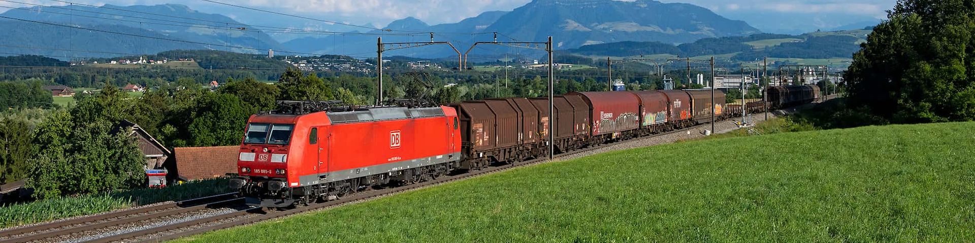 DB Cargo Baureihe 185 zieht Stahlzug Richtung Basel, Deutschland.