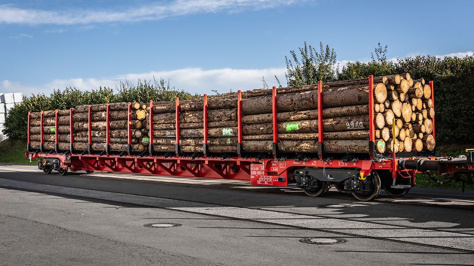 An m2-wagon loaded with timber