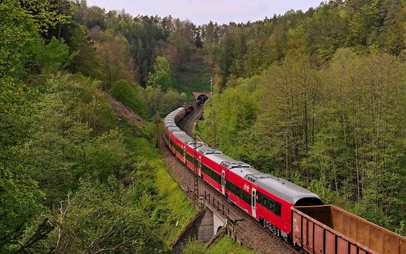 Ein Güterzug transportiert die neuen Fernverkehrszüge von Talgo von Spanien nach Dänemark.