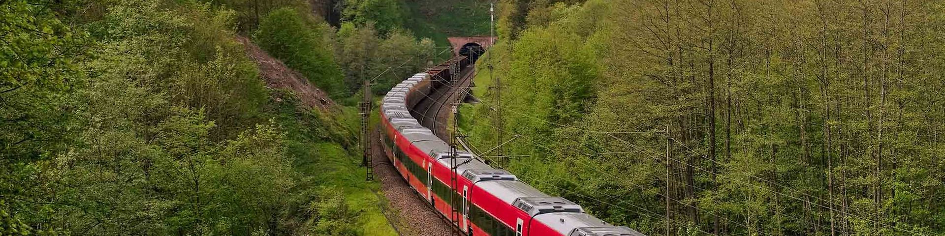 Ein Güterzug transportiert die neuen Fernverkehrszüge von Talgo von Spanien nach Dänemark.