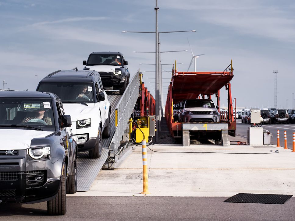 SUV von JLR werden am Hafen Zeebrügge vom Autotransportwagen gefahren.