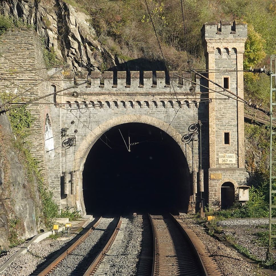 Einfahrt in einen Eisenbahntunnel