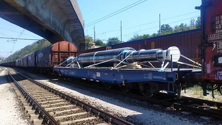 Ein Rotor auf einem DB Cargo Flachwagen..