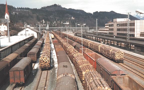 Historisches Foto eines Bahnhofs mit Holzwaggons