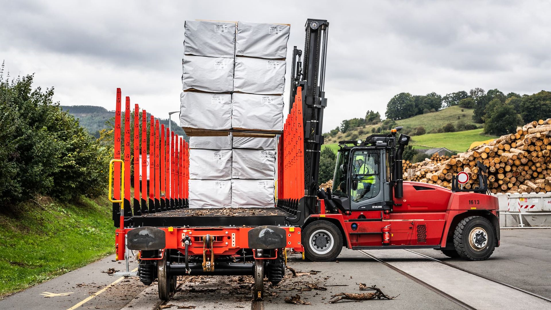 Sawn timber loading with the m2 wagon.