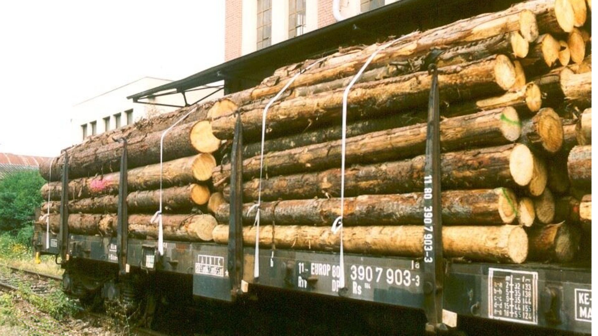 Stanchion wagon with logs