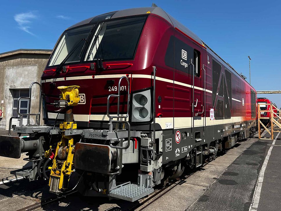 Die Lok der Baureihe 249 001 in dunkelrot steht im Rangierbahnhof Seddin.