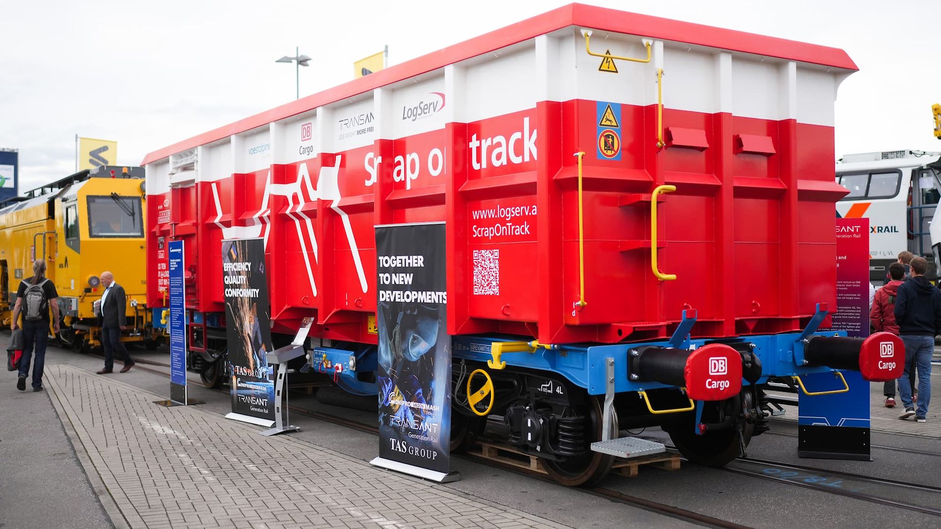 Ein Scrap-Wagen als Exponat auf dem Außengelände der InnoTrans 2024 in Berlin.