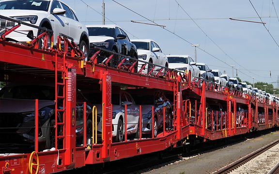 Beladener Autotransportwagen