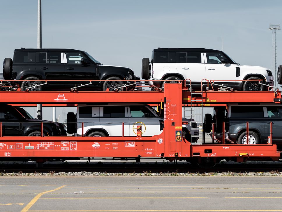 SUV auf einem modernen Autotransportwagen