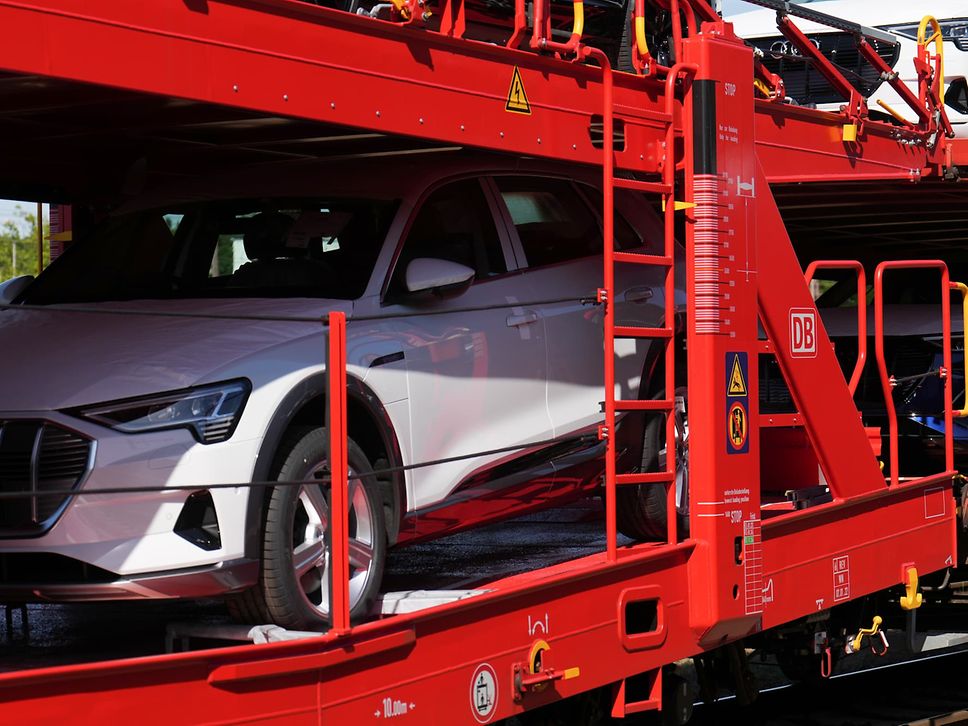 Ein Auto auf einem flexiblen Autotransportwagen