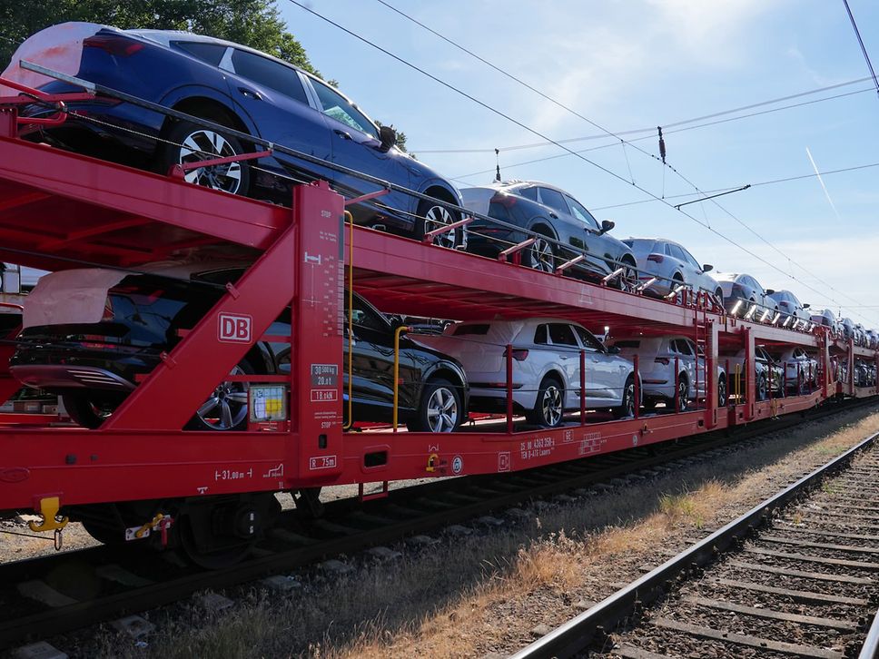 Moderner Autotransportwagen mit klappbarer Absturzsicherung, verstellbarer Ladeebene und weiteren Funktionen.