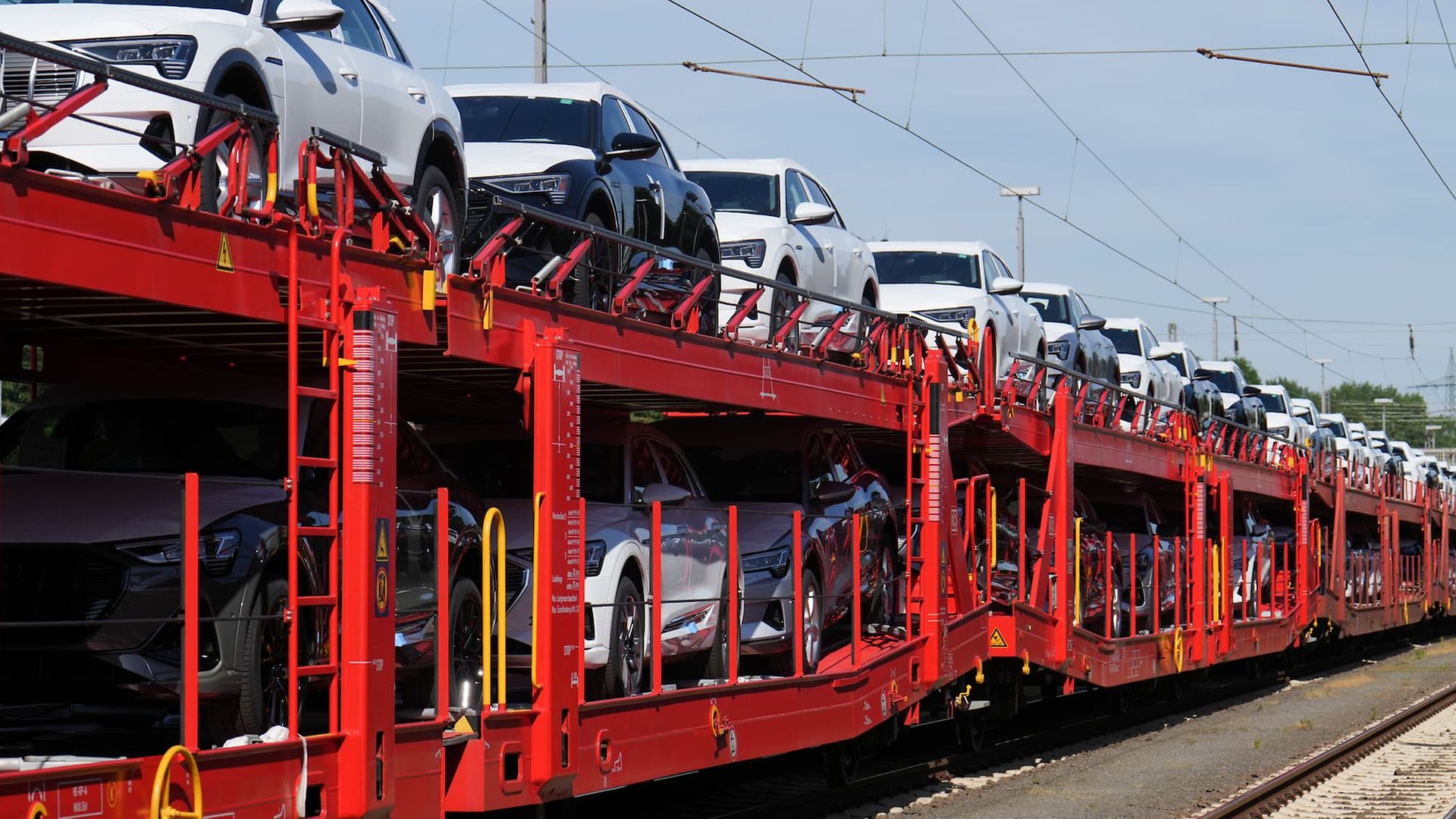 Loaded car carrier wagon