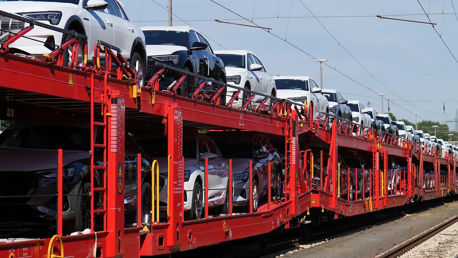 Loaded car carrier wagon