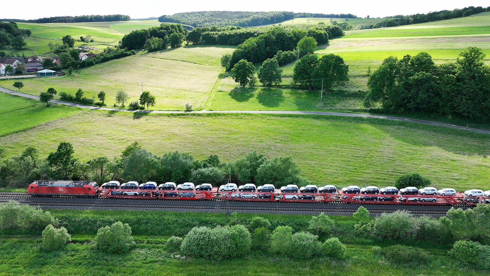 Transport von Fertigfahrzeugen auf der Schiene