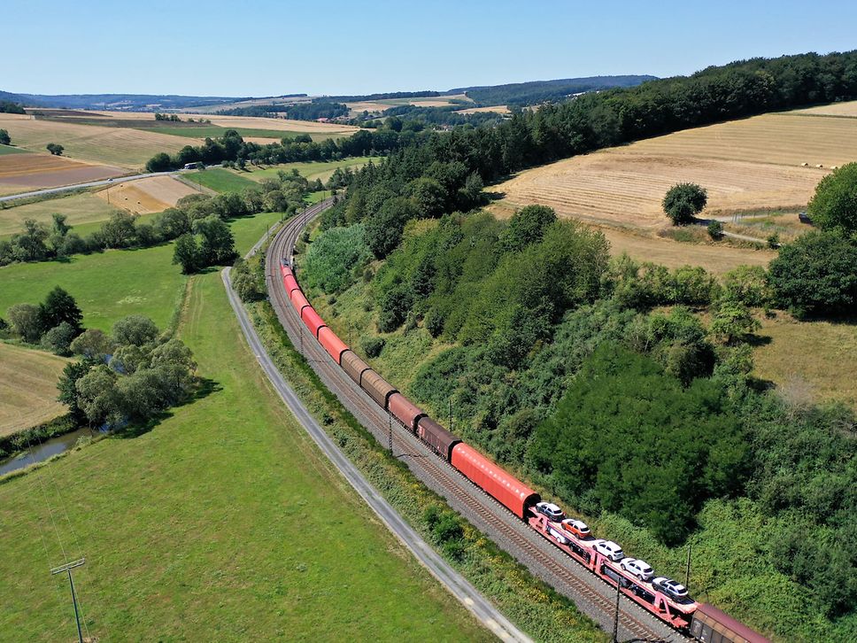 Material- und Fahrzeugtransporte auf der Schiene mit DB Cargo