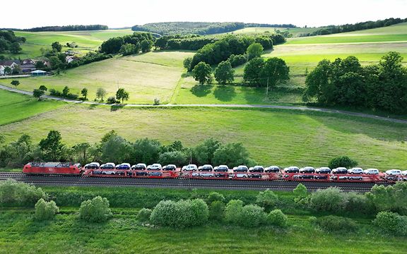 Transport von Fertigfahrzeugen auf der Schiene