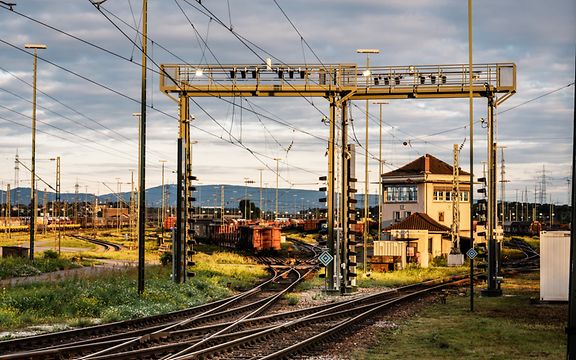 Rangierbahnhof mit Kamerabrücken am Standort Mannheim