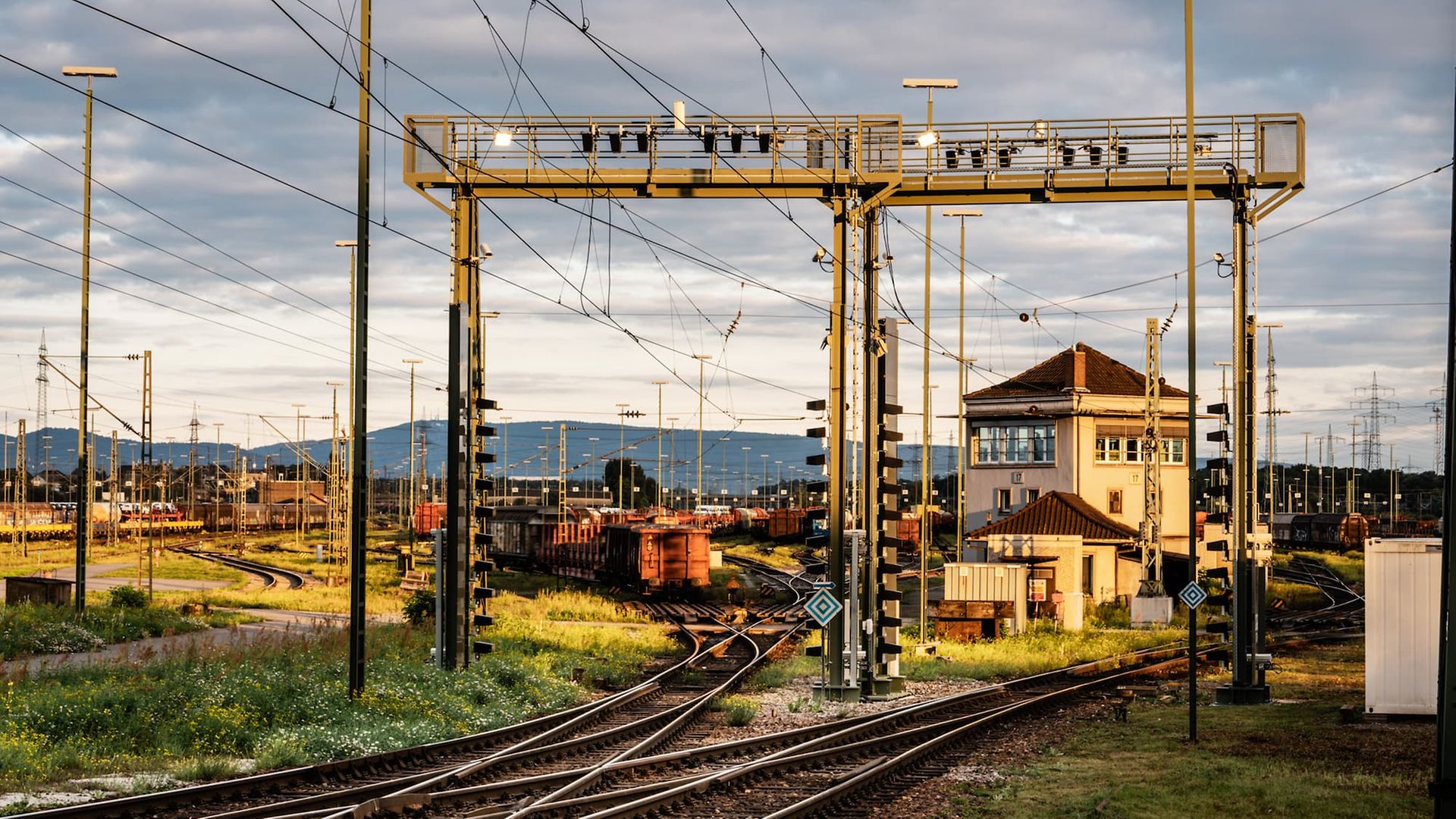 Rangierbahnhof mit Kamerabrücken am Standort Mannheim