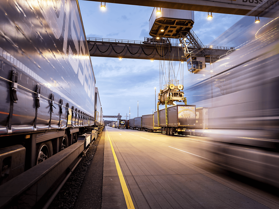 Trailer wird im Umschlagterminal vom Portalkran verladen