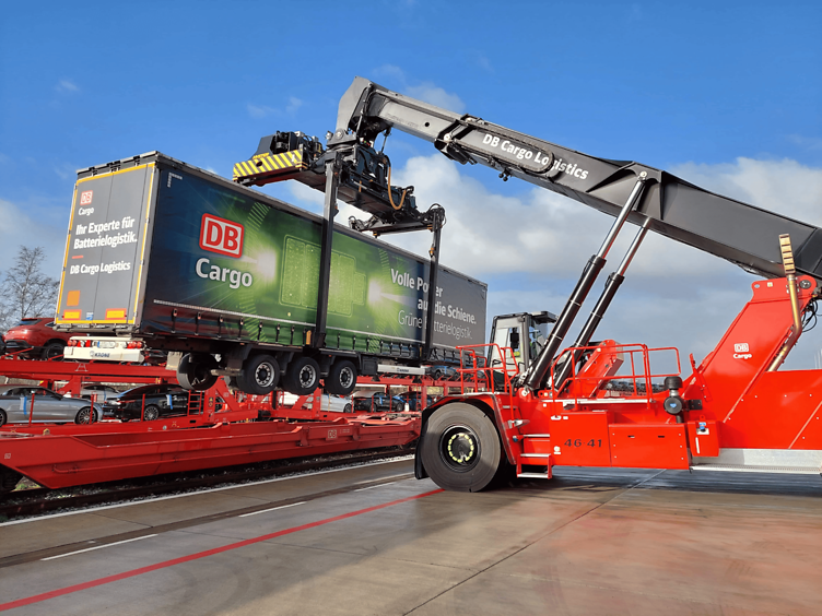 Ein Reachstacker verlädt einen Trailer im Automotive Logistics Center