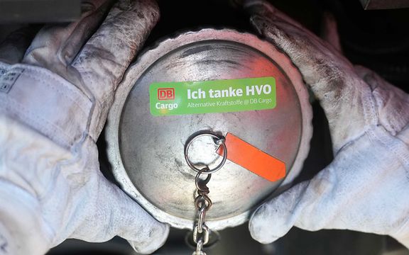 Tanker cap with the label "I fill up with HVO. Alternative fuels DB Cargo."