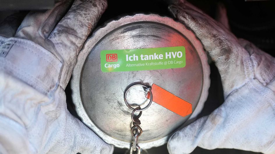 Tanker cap with the label "I fill up with HVO. Alternative fuels DB Cargo."