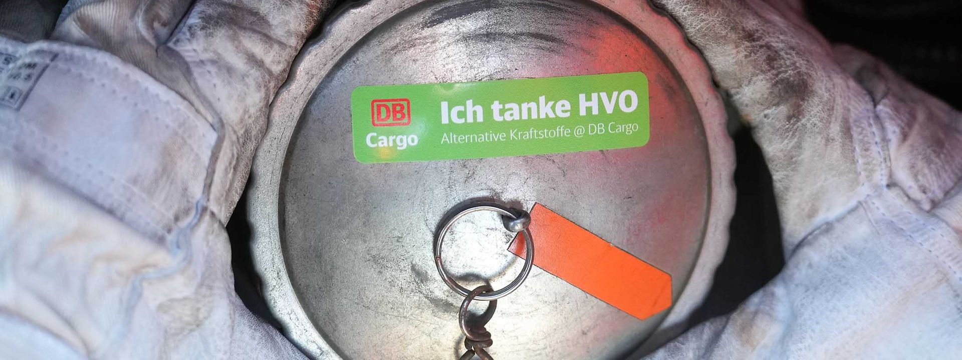 Tanker cap with the label "I fill up with HVO. Alternative fuels DB Cargo."