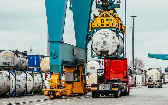 Tankcontainer werden für die letzte Meile von der Schiene auf einen Lkw umgeschlagen.