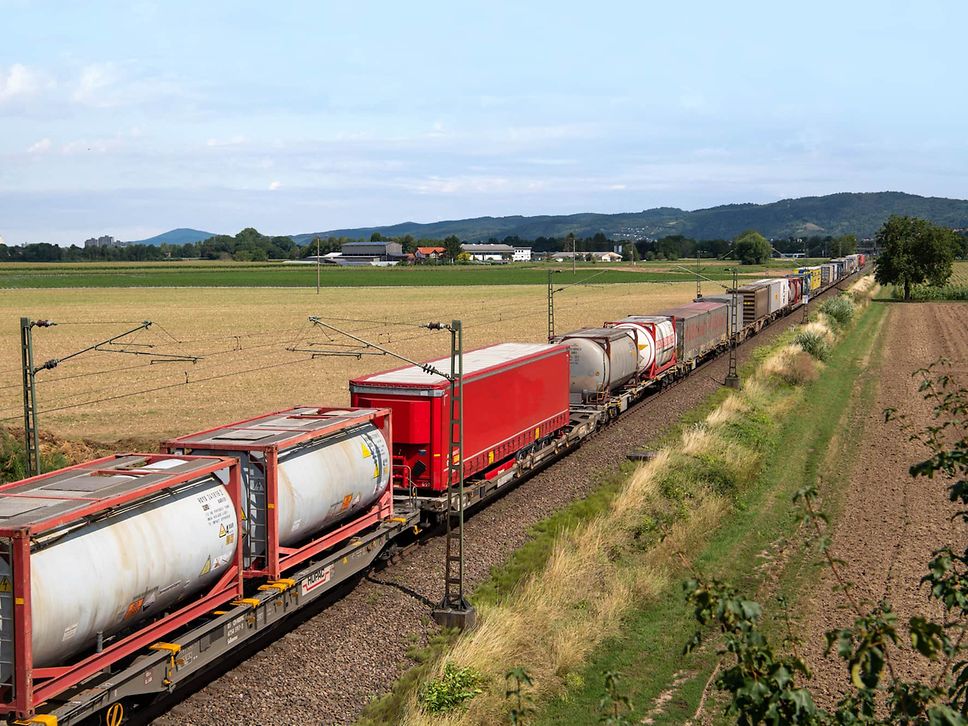 Tankcontainer werden auf der Schiene transportiert.