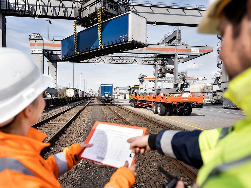 Zwei Mitarbeitende am Umschlagterminal