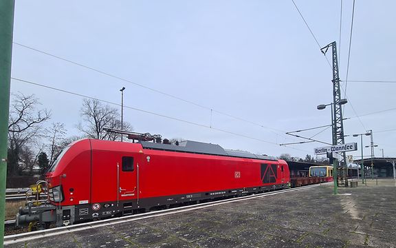 Rote DB Cargo Lok zieht eine Bahn