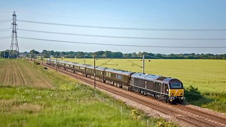 Der Royal Train fährt durch eine grüne Landschaft.