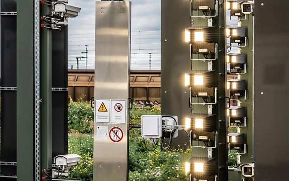 Eine Schiffsbeladung im JadeWeserPort bei Nacht aus der Vogelperspektive