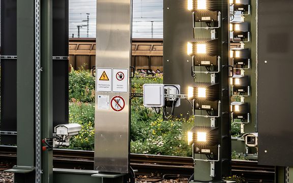 Kamerabrücken am Gleis in einem Rangierbahnhof